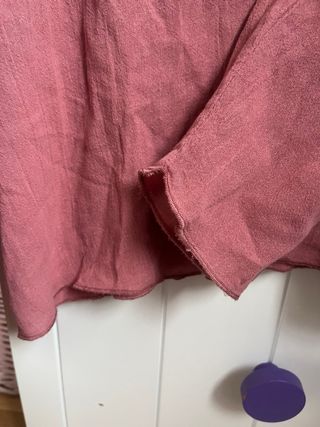 Blusa rosa con volantes y detalles