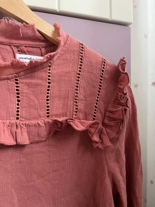Blusa rosa con volantes y detalles