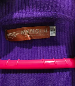 Jersey morado con escote y pedrería