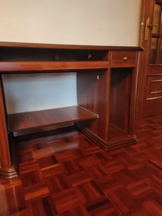 Escritorio de madera clásico