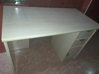 Mueble de madera beige