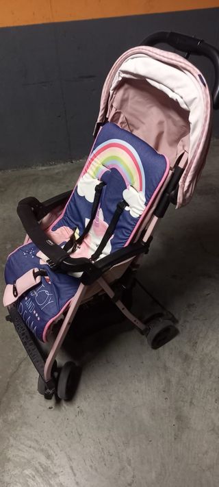 Carrito de bebé rosa con unicornios