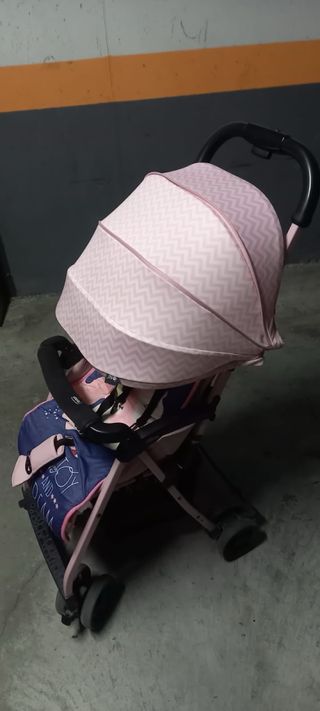 Carrito de bebé rosa con unicornios