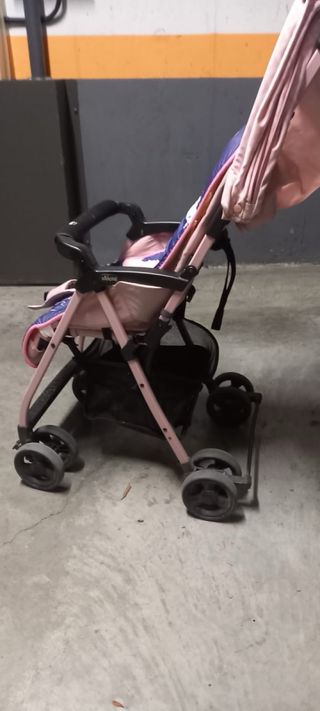 Carrito de bebé rosa con unicornios