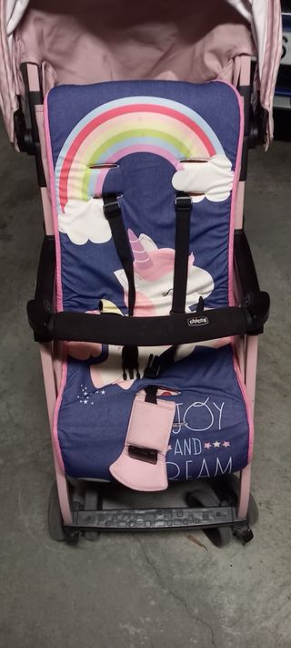 Carrito de bebé rosa con unicornios