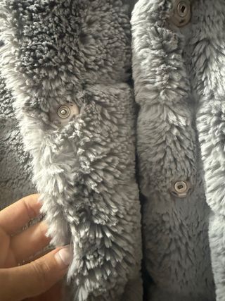 Abrigo de pelo gris con capucha