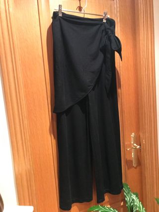 Pantalón Zara con sobrefalda negro