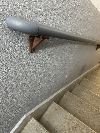 Pasamanos madera y metal con soportes