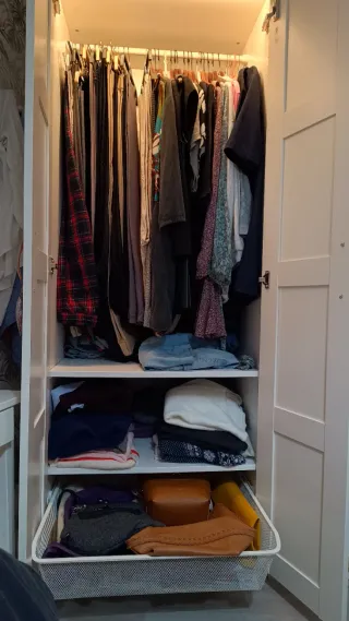 Armarios ropero blancos con tiradores de cuero