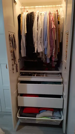 Armarios ropero blancos con tiradores de cuero