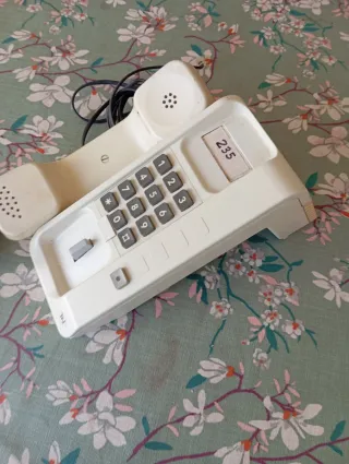 Teléfono antiguo beige y blanco