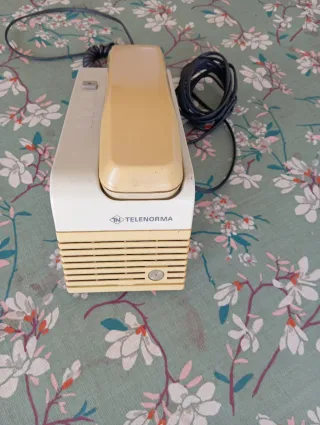 Teléfono antiguo beige y blanco