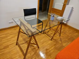 Mesa de cristal con caballetes de madera. 130 x 80