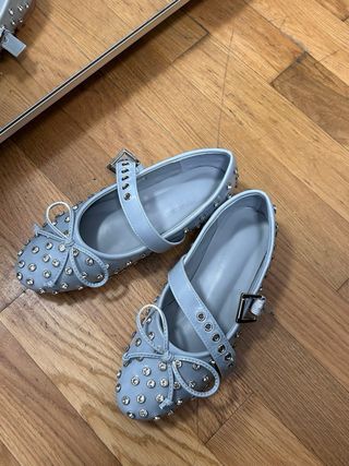 Bailarinas azules con tachas y lazo