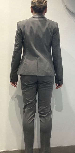 Traje gris entallado blazer y pantalón