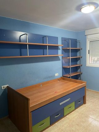 Muebles juveniles: Cama con cajones y estanterías