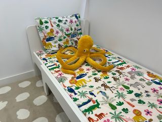 Cama infantil blanca con estampado de animales