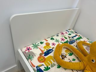 Cama infantil blanca con estampado de animales