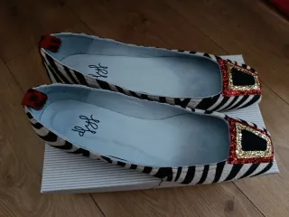 Manoletinas cebra con detalle pedrería