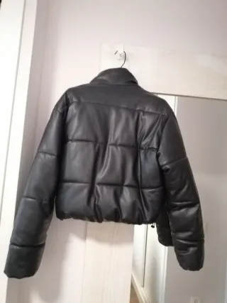 Chaquetón tipo plumas Zara negro