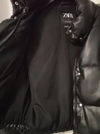 Chaquetón tipo plumas Zara negro