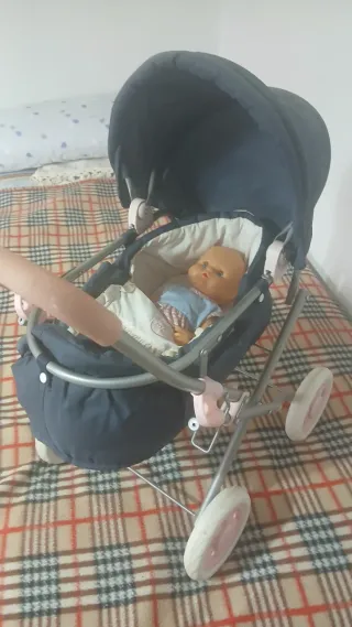 Cochecito de muñeca con muñeca