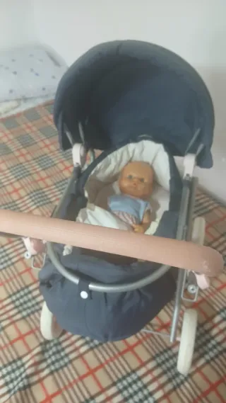 Cochecito de muñeca con muñeca