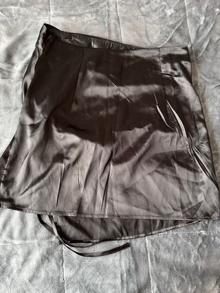 Falda satinada negra talla M