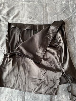 Falda satinada negra talla M