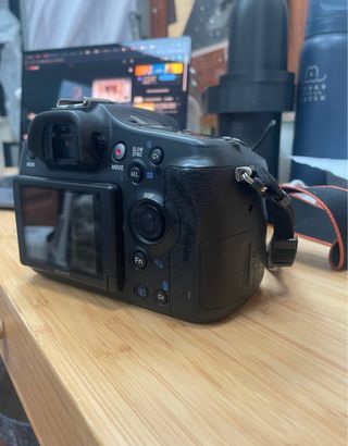 Sony Alpha 68 + Objetivo 18-55mm