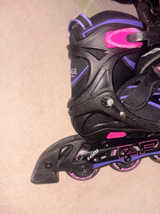 Patines en línea negros y morados
