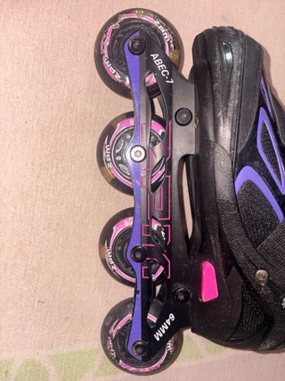 Patines en línea negros y morados