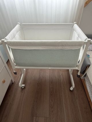 Minicuna de madera con ruedas
