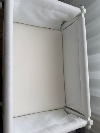 Minicuna de madera con ruedas