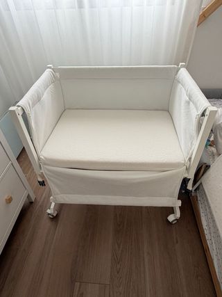 Minicuna de madera con ruedas