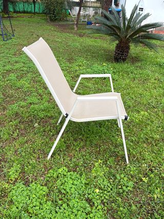 Silla de jardín beige y blanca