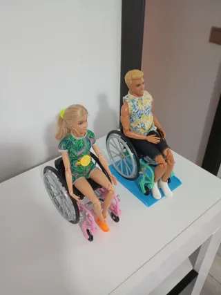 Muñecos Barbie y Ken en Silla de Ruedas