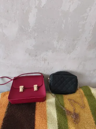 Bolso negro acolchado con cadena dorada