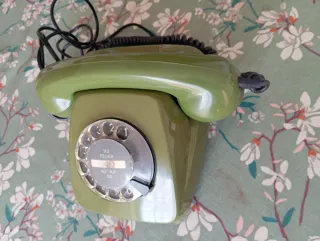 Teléfono antiguo de disco verde
