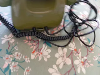 Teléfono antiguo de disco verde