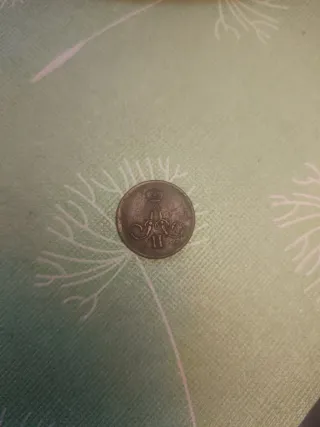 Moneda antigua con corona y II