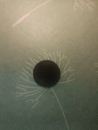 Moneda antigua con corona y II