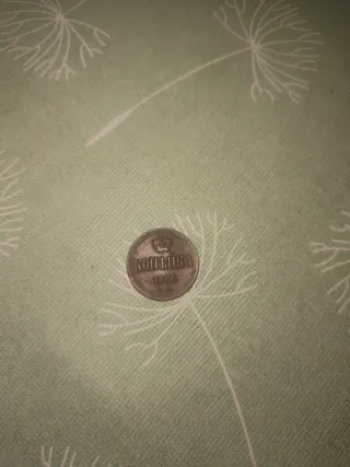 Moneda antigua con corona y II