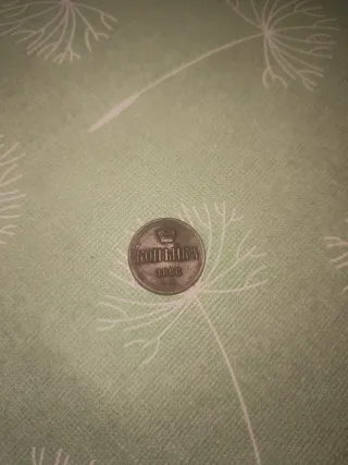 Moneda antigua con corona y II