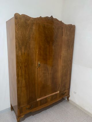 Armario antiguo de madera