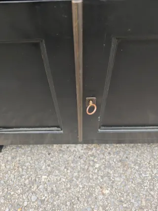 Aparador negro estilo oriental/industrial