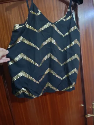 Camiseta tirantes negra con detalles dorados