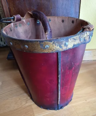 Antiguo cubo de fuego inglés