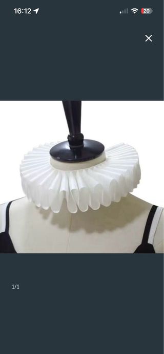 Cuello de época blanco plisado