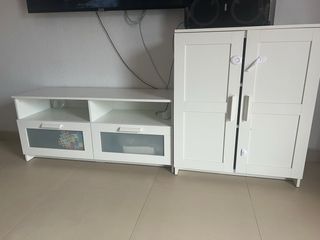 Estantería blanca con puertas de cristal